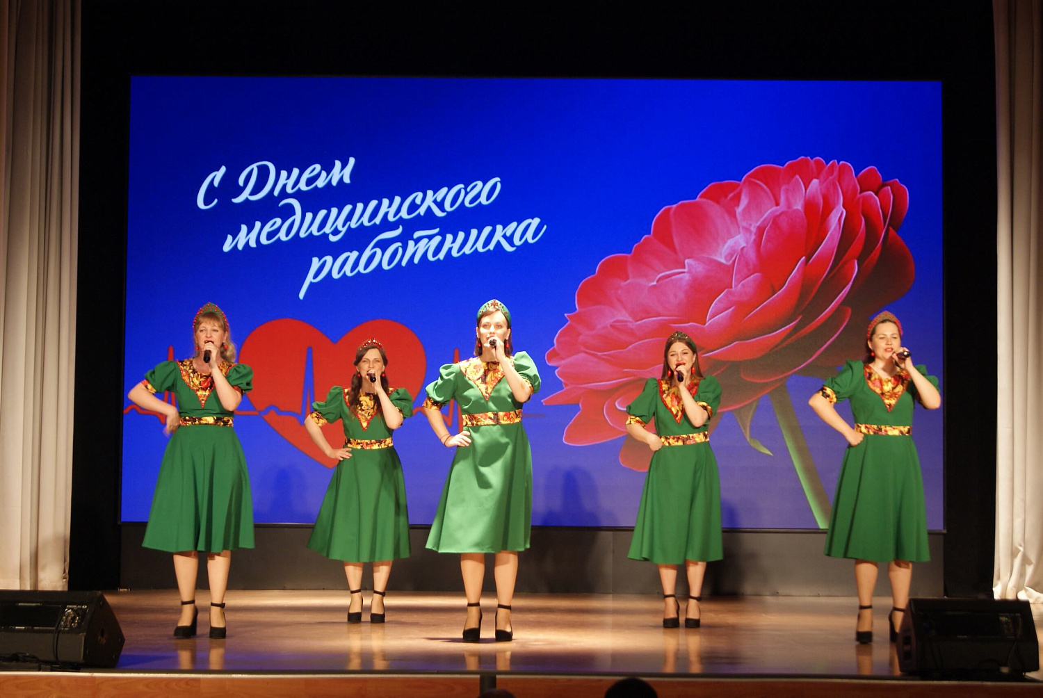 Городская поликлиника № 8 отметила профессиональный праздник: слова благодарности, награды и тёплые поздравления 